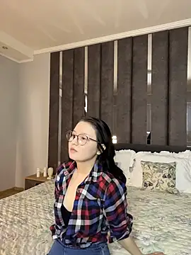 FlowyLily online show from April 3, 1:36 am