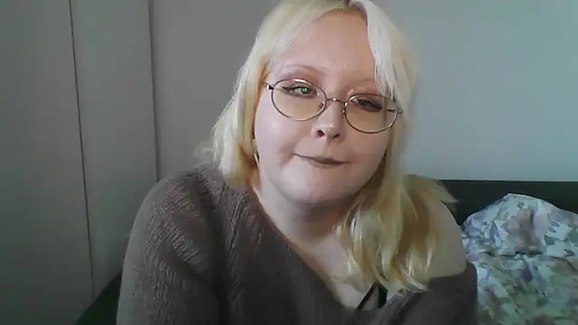 Snapshot of Elayne_Sweet chatting on April 15, 8:10 am Elayne Sweet online show from April 15, 8:10 am