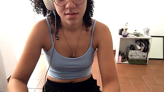 Snapshot of petitecurlybrunette chatting on April 3, 2:48 pm petitecurlybrunette online show from April 3, 2:48 pm