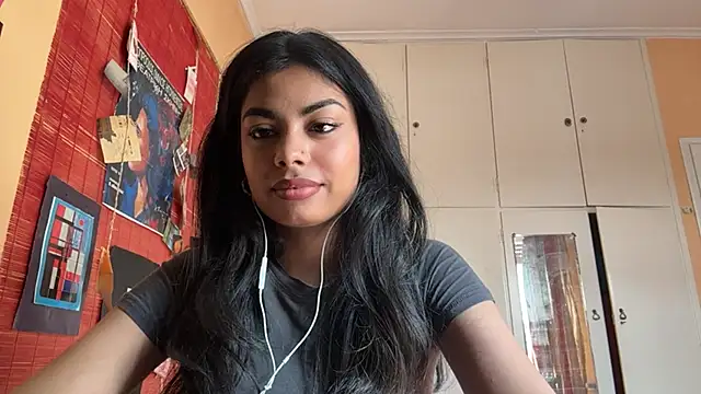 JenniRoutt online show from April 4, 2:14 pm