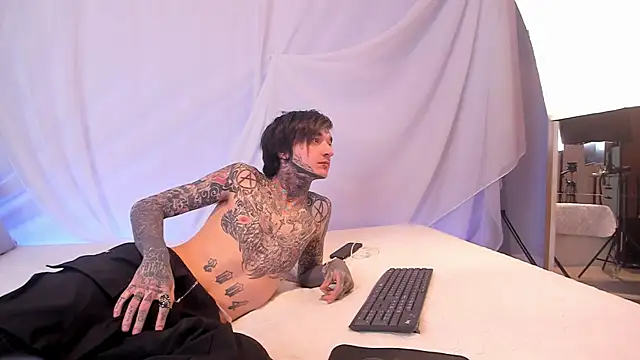 Snapshot of Walter_White0276 chatting on April 11, 12:09 pm Walter White0276 online show from April 11, 12:09 pm