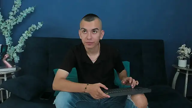 Snapshot of Rowan_Cley chatting on July 19, 7:50 pm Rowan Cley online show from July 19, 7:50 pm