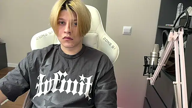 loverria1 online show from April 3, 11:41 am