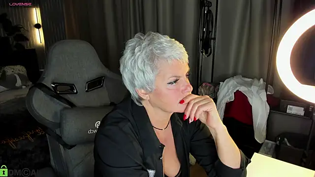 Snapshot of Linda_Zef1r chatting on May 12, 9:28 am Linda Zef1r online show from May 12, 9:28 am