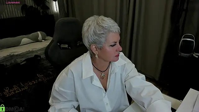 Snapshot of Linda_Zef1r chatting on May 23, 1:00 am Linda Zef1r online show from May 23, 1:00 am
