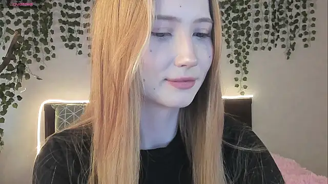 Snapshot of Leona_Vixen chatting on May 13, 9:17 am Leona Vixen online show from May 13, 9:17 am