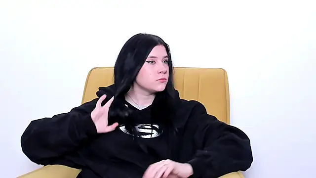 Snapshot of BarbarFinkley chatting on April 2, 7:39 am BarbarFinkley online show from April 2, 7:39 am