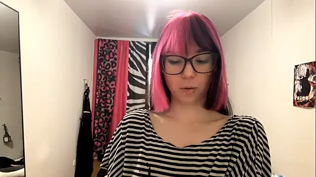 Snapshot of WifeAileen chatting on April 7, 6:36 am WifeAileen online show from April 7, 6:36 am