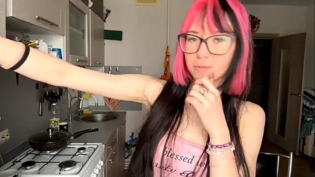 Snapshot of WifeAileen chatting on April 9, 6:13 am WifeAileen online show from April 9, 6:13 am