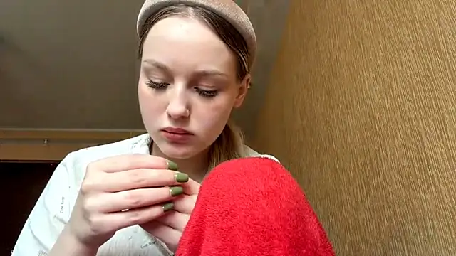 Snapshot of ElvieTribou chatting on April 7, 8:15 am ElvieTribou online show from April 7, 8:15 am