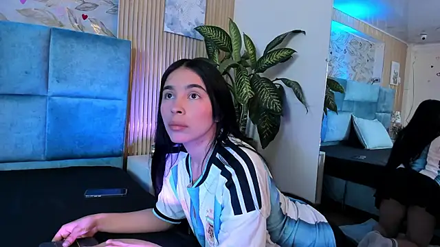 Snapshot of Delphine_doll chatting on June 24, 1:43 pm Delphine doll online show from June 24, 1:43 pm