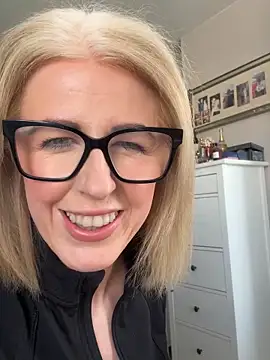 Laylaskyexx online show from April 14, 10:32 am