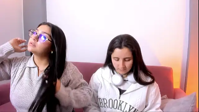 Elisa n Emma online show from May 5, 9:23 pm