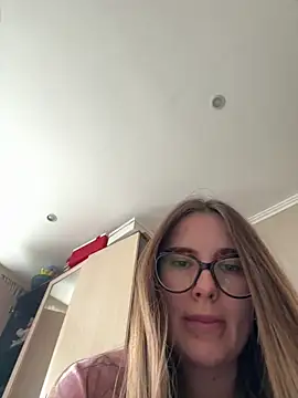 Snapshot of Lindasix chatting on April 3, 10:13 am Lindasix online show from April 3, 10:13 am