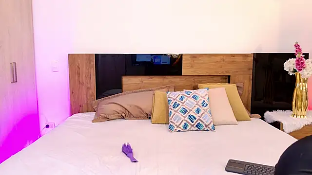 Snapshot of LaraBelmon chatting on April 15, 11:49 pm LaraBelmon online show from April 15, 11:49 pm