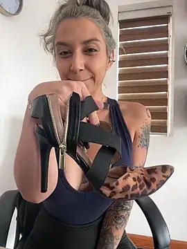 Snapshot of Isabella_varella- chatting on May 26, 1:51 pm Isabella varella- online show from May 26, 1:51 pm