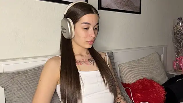 NoBurtenGirl online show from April 3, 6:50 pm