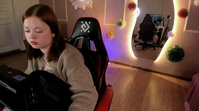 Snapshot of Astra_Shade chatting on April 7, 2:39 pm Astra Shade online show from April 7, 2:39 pm