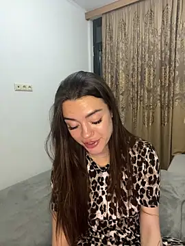 Snapshot of LucyVixxen chatting on April 15, 10:21 pm LucyVixxen online show from April 15, 10:21 pm