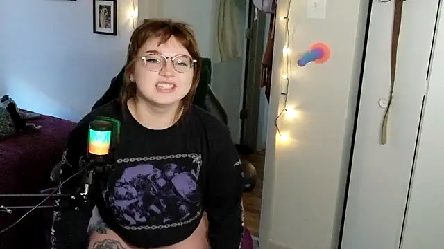 quinniecat online show from April 8, 11:27 pm