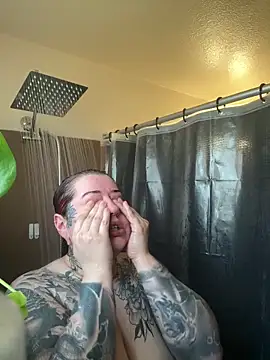 Snapshot of everythingyours chatting on April 6, 11:05 pm everythingyours online show from April 6, 11:05 pm