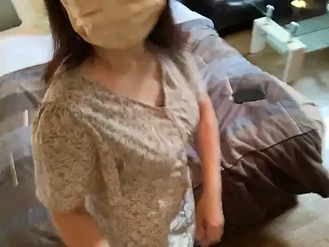 Snapshot of lemonade_madame chatting on April 10, 1:33 am lemonade madame online show from April 10, 1:33 am