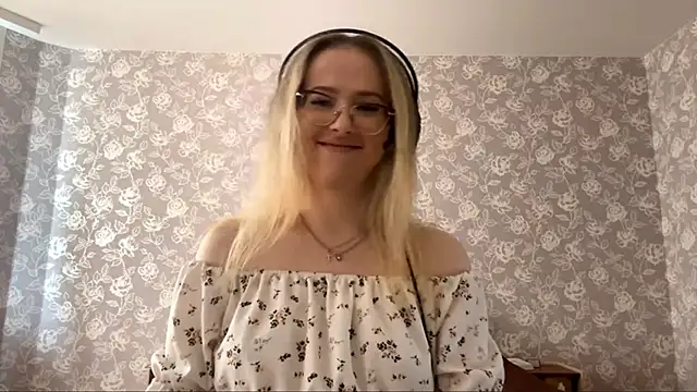 Snapshot of ElmiraGildea chatting on April 8, 11:32 am ElmiraGildea online show from April 8, 11:32 am