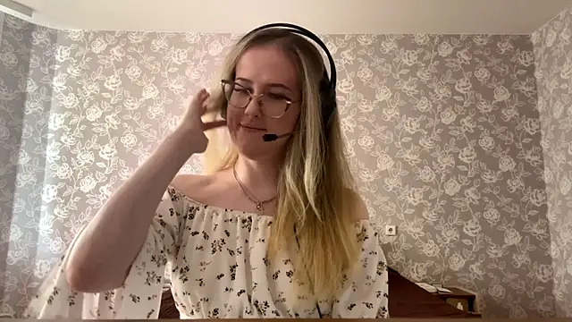 Snapshot of ElmiraGildea chatting on April 9, 11:37 am ElmiraGildea online show from April 9, 11:37 am