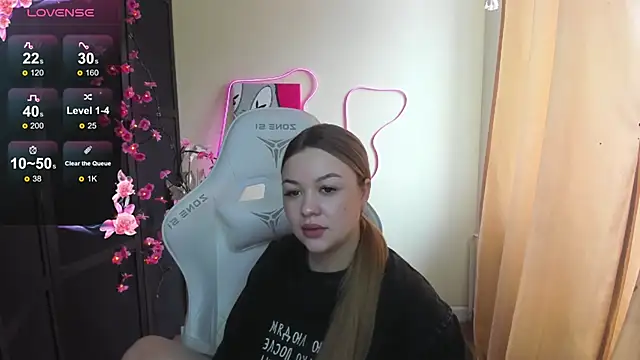 Snapshot of AmeliePeach chatting on April 6, 4:57 am AmeliePeach online show from April 6, 4:57 am