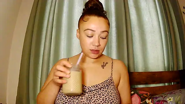 Snapshot of Theone_T chatting on June 30, 6:47 am Theone T online show from June 30, 6:47 am