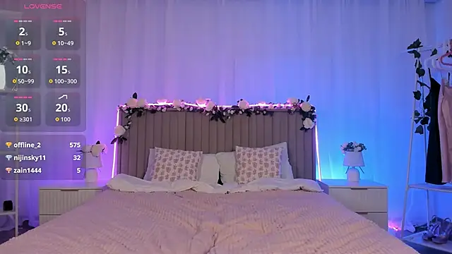 Snapshot of LisaAris chatting on June 8, 1:28 am LisaAris online show from June 8, 1:28 am