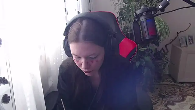 PunyKnee online show from April 7, 10:05 am