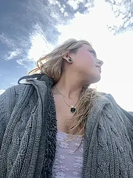 Snapshot of SilvyDiamond chatting on April 9, 4:23 pm SilvyDiamond online show from April 9, 4:23 pm