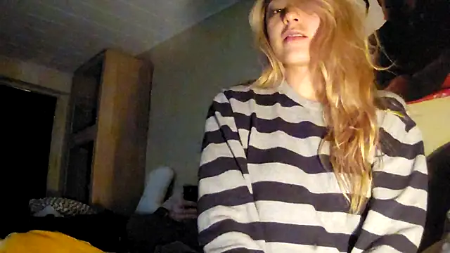 Snapshot of SilvyDiamond chatting on April 13, 11:10 pm SilvyDiamond online show from April 13, 11:10 pm