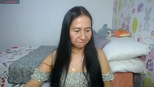 Snapshot of Tyna_b chatting on July 12, 8:44 pm Tyna b online show from July 12, 8:44 pm