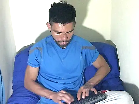 Snapshot of thomas2wood chatting on June 23, 11:58 pm thomas2wood online show from June 23, 11:58 pm