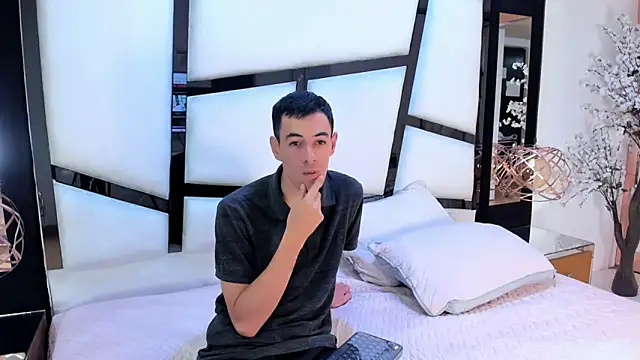 Snapshot of Lucie_Mark chatting on April 10, 12:54 pm Lucie Mark online show from April 10, 12:54 pm