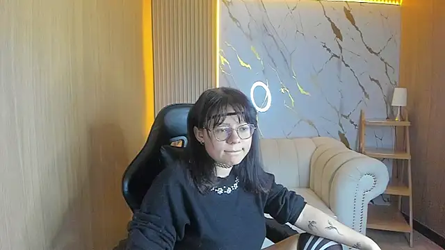 Snapshot of Amara_tf chatting on April 15, 4:08 am Amara tf online show from April 15, 4:08 am