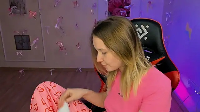 Snapshot of yourella chatting on April 13, 8:53 am yourella online show from April 13, 8:53 am