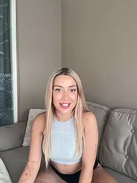 Snapshot of BlondeChiara chatting on April 12, 4:12 pm BlondeChiara online show from April 12, 4:12 pm