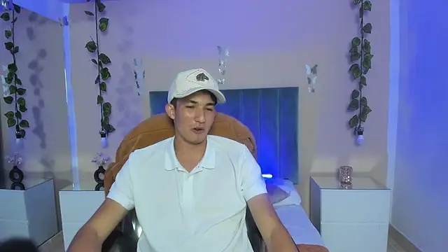 Snapshot of angel_of_sinn chatting on April 14, 3:34 am angel of sinn online show from April 14, 3:34 am