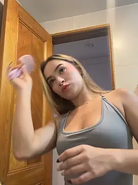 Snapshot of AmyRusso chatting on April 15, 9:59 pm AmyRusso online show from April 15, 9:59 pm