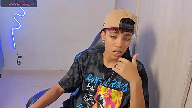 Snapshot of axel_luxxx chatting on April 15, 7:58 pm axel luxxx online show from April 15, 7:58 pm