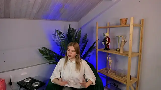 Snapshot of GloriaCwik chatting on April 9, 2:33 pm GloriaCwik online show from April 9, 2:33 pm