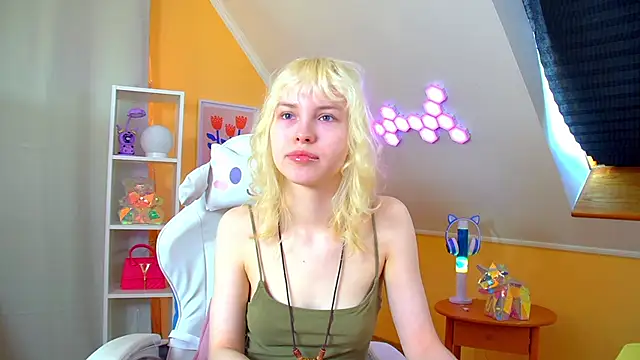 HannahHollis online show from April 24, 6:16 am