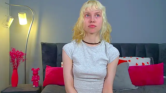 HannahHollis online show from April 29, 5:30 pm