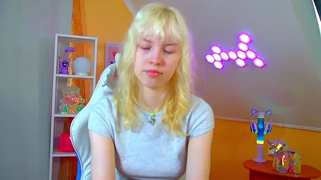 HannahHollis online show from April 30, 6:20 am
