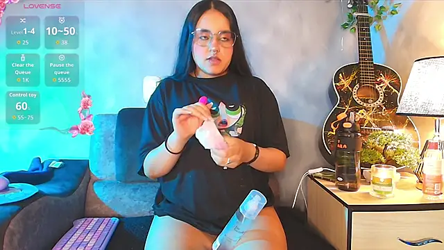 Snapshot of ambar__devon chatting on April 24, 9:28 pm ambar devon online show from April 24, 9:28 pm
