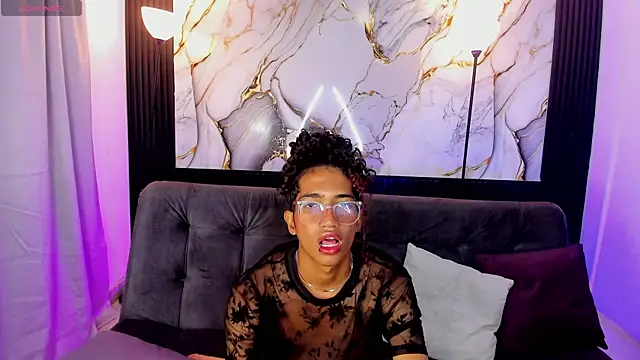Snapshot of triiangel_latinboy chatting on June 14, 12:18 pm triiangel latinboy online show from June 14, 12:18 pm
