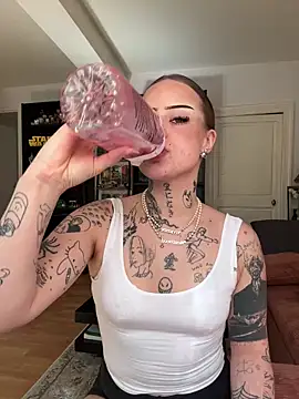 liloutatoou online show from April 14, 1:39 pm